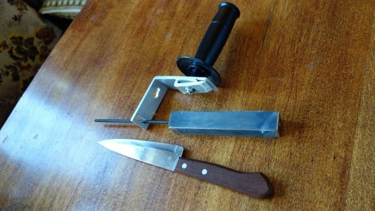 Точилка для заточки ножей и ножниц с поворотным механизмом