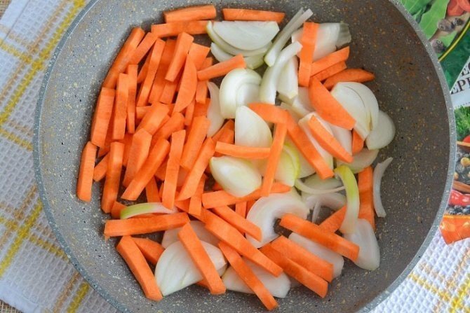Нарезать морковь и лук большими кусками