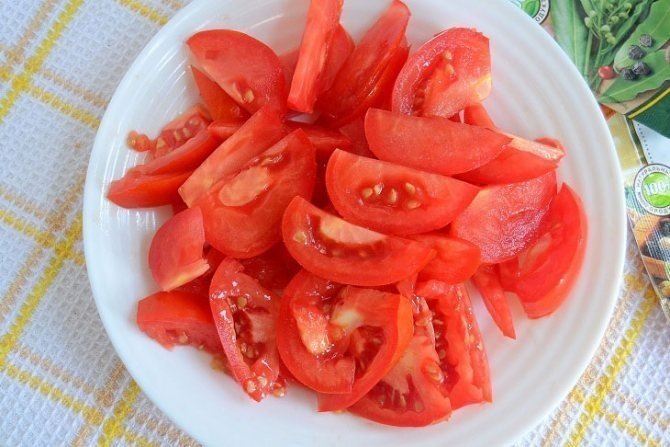 Салат из помидоров и огурцов дольками