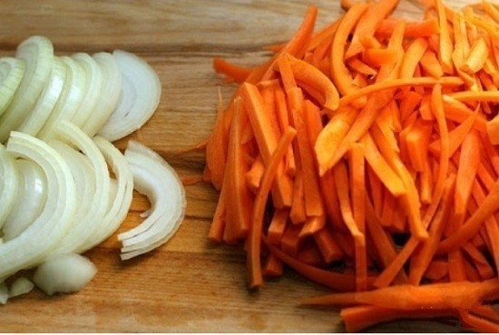 Лук и морковь нарезанные соломкой
