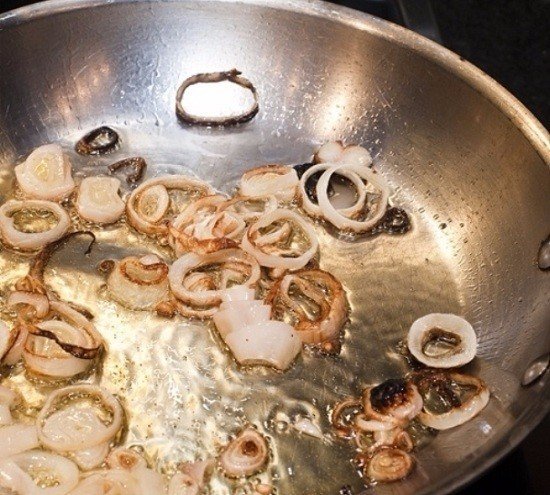 Жареные кальмары на сковороде