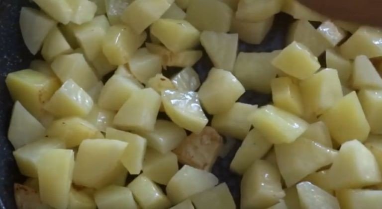 Картошка нарезанная ломтиками тушеная