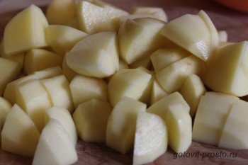 Нарезанный картофель четвертинками