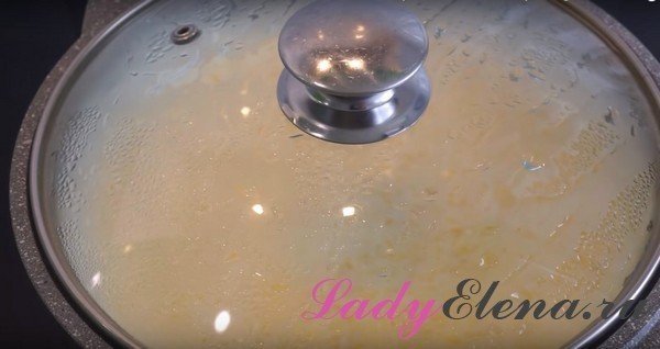 Омлет из яиц муки молока на сковороде