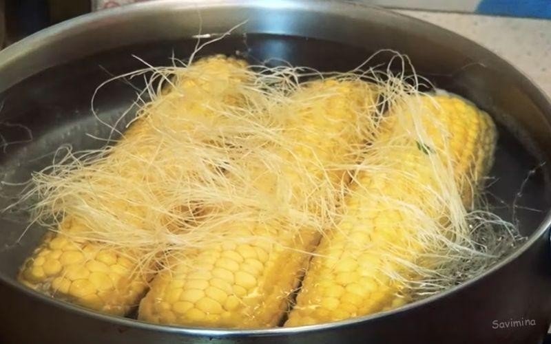 Варка кукурузы в кастрюле в початках