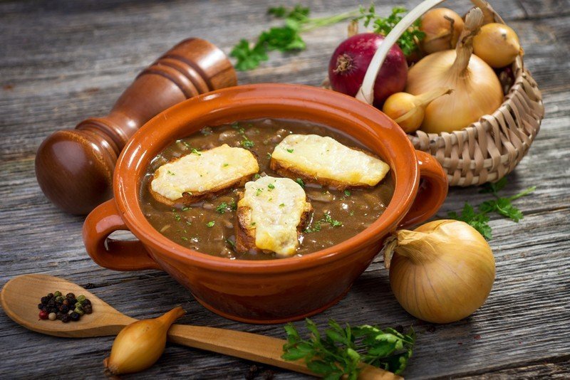 Суп «французский луковый» с сыром и грибами