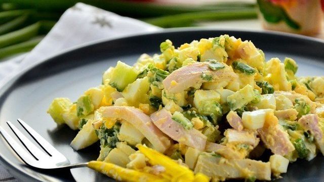 Салаты с кальмаром с яйцом: самые вкусные рецепты с фото, особенности приготовления