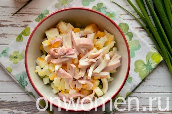 Салат из копчёной курицы с ананасами и кукурузой