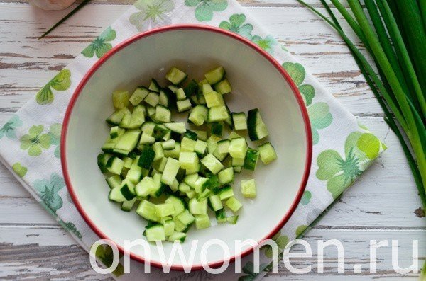 Салат с зелёным луком и яйцом и огурцом