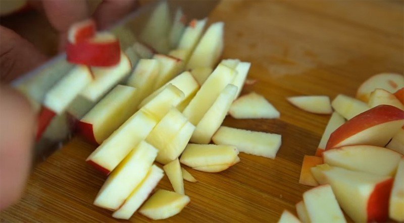 Жареный картофель с яблоками