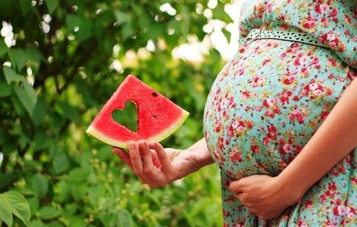 Фотосессия с арбузом беременных