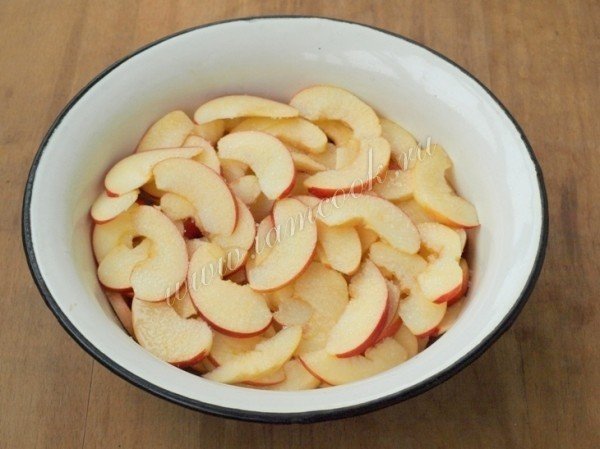 Миска с нарезанными яблоками