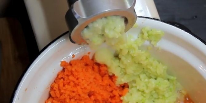 Кабачковая икра с морковью и луком через мясорубку