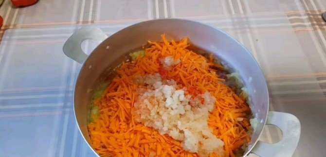 Капуста с морковью и луком тушеная в мультиварке