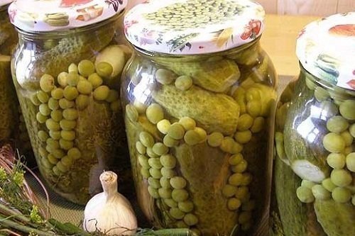 Огурцы с зеленым горошком на зиму для оливье