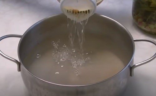 Вода в кастрюле для супа