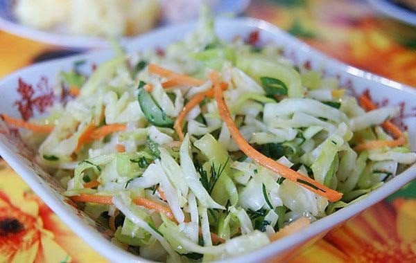 Салат с капустой и морковью и ог
