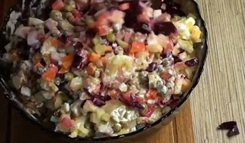 Салат с курой и фасолью красной консервированной