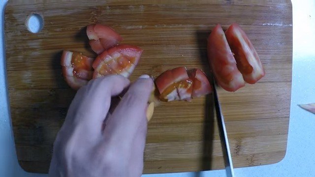 Чеснок обжарить после порезанные помидоры