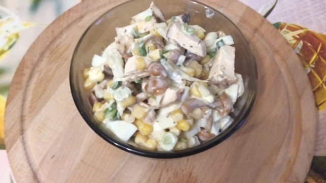Салат с копчёной курицей и кукурузой и сухариками