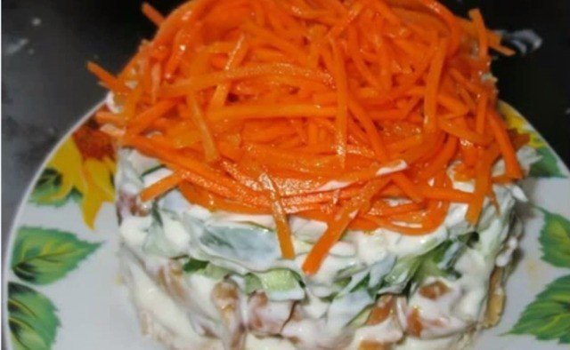 Салат с морковью по-корейски и копченой курицей