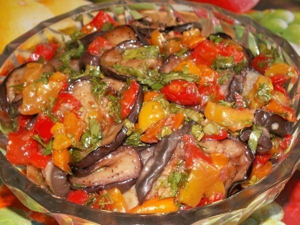 Салат из баклажанов с помидорами и болгарским перцем