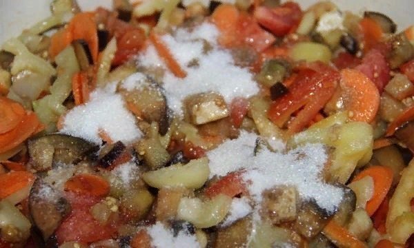 Тушёные овощи с баклажанами и кабачками на сковороде