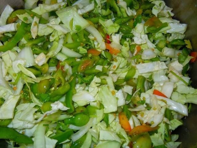 Крабовый салат с огурцом и капустой