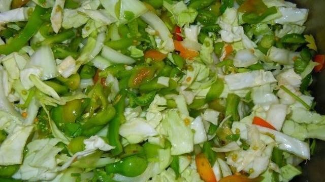 Рецепт салата из зеленых помидоров и капусты на зиму