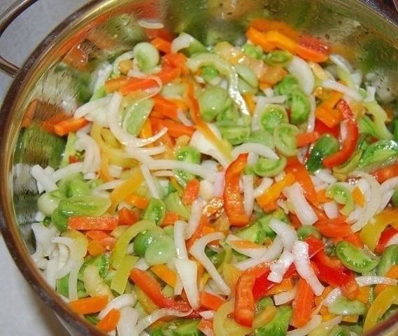 Салат из зеленых помидоров лука и моркови