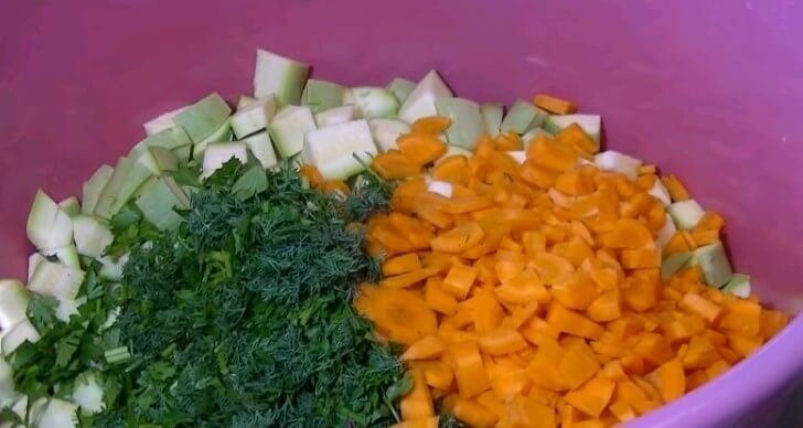 Салат из кабачков моркови чеснока и укропа