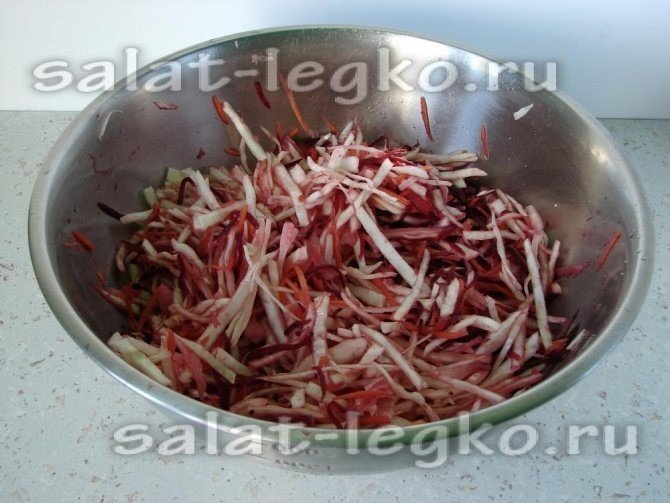 Салат капуста со свёклой и чесноком быстрого приготовления