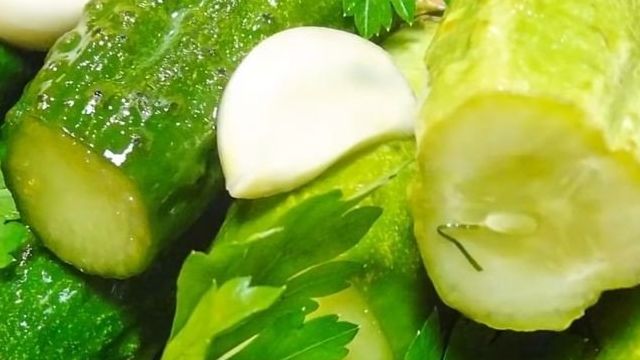 Малосольные огурцы — классические рецепты с чесноком и зеленью