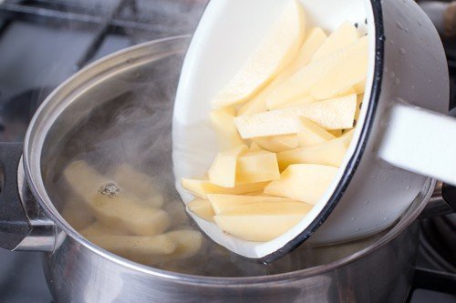 Картошка в кастрюле с водой