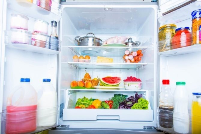 Холодильник внутри с продуктами