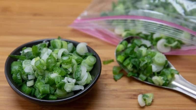 Зеленый салат с сельдереем