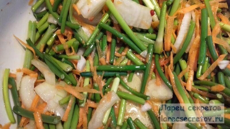 Салат из чесночных стрелок по-корейски с мясом
